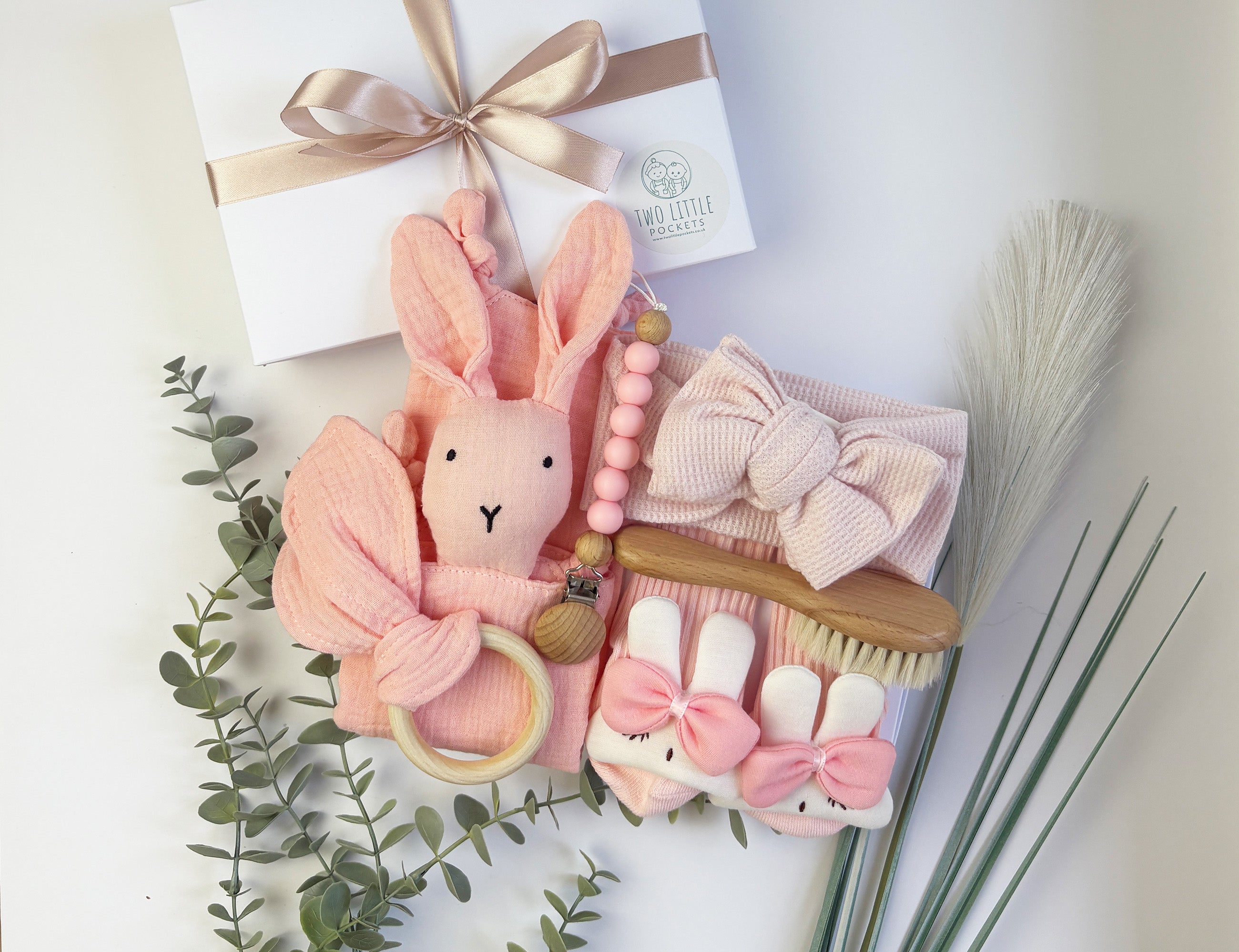 Pink baby gift set with name personalisation - With gift box and bow 2