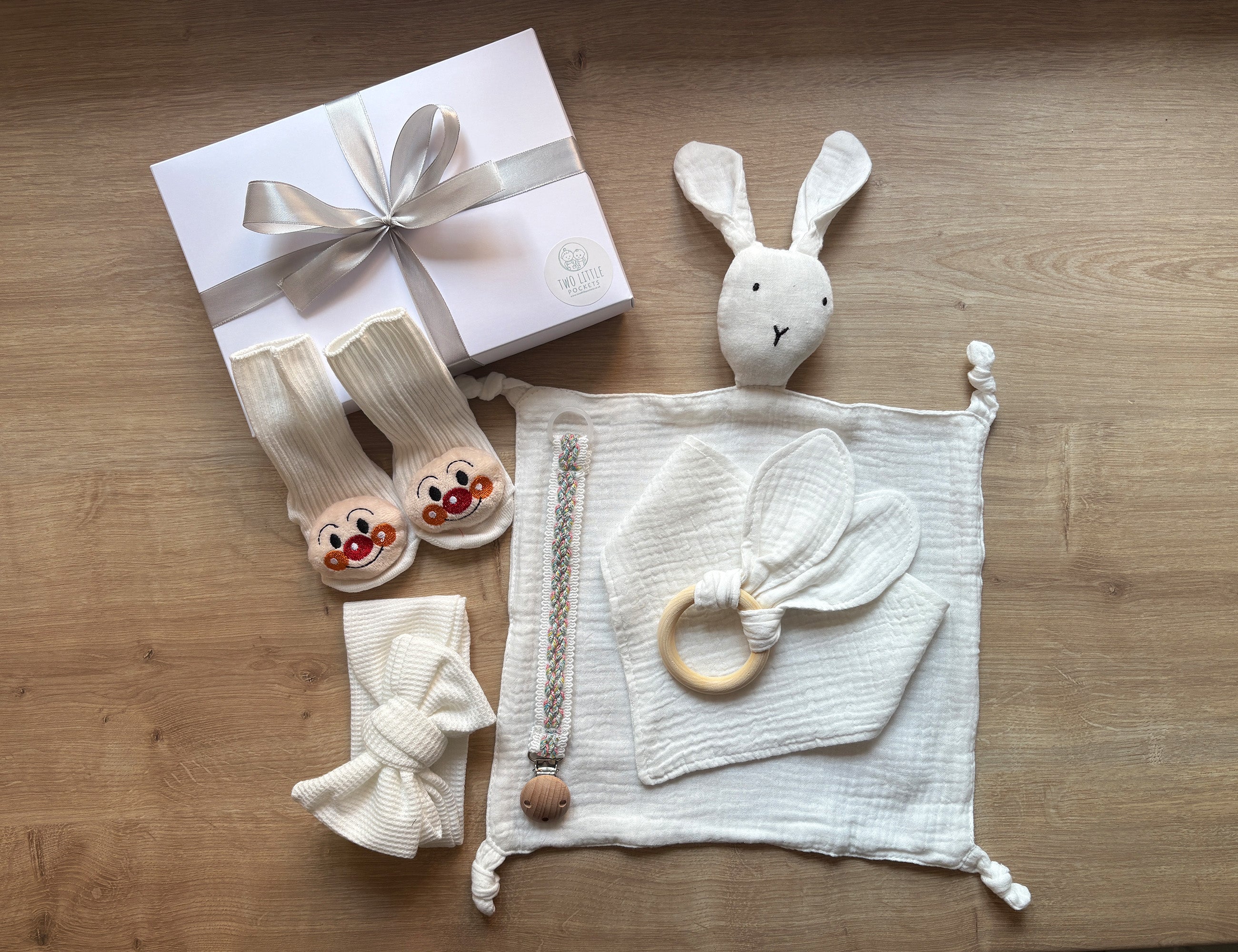 White Baby gift set with name personalisation - With gift box and bow 2
