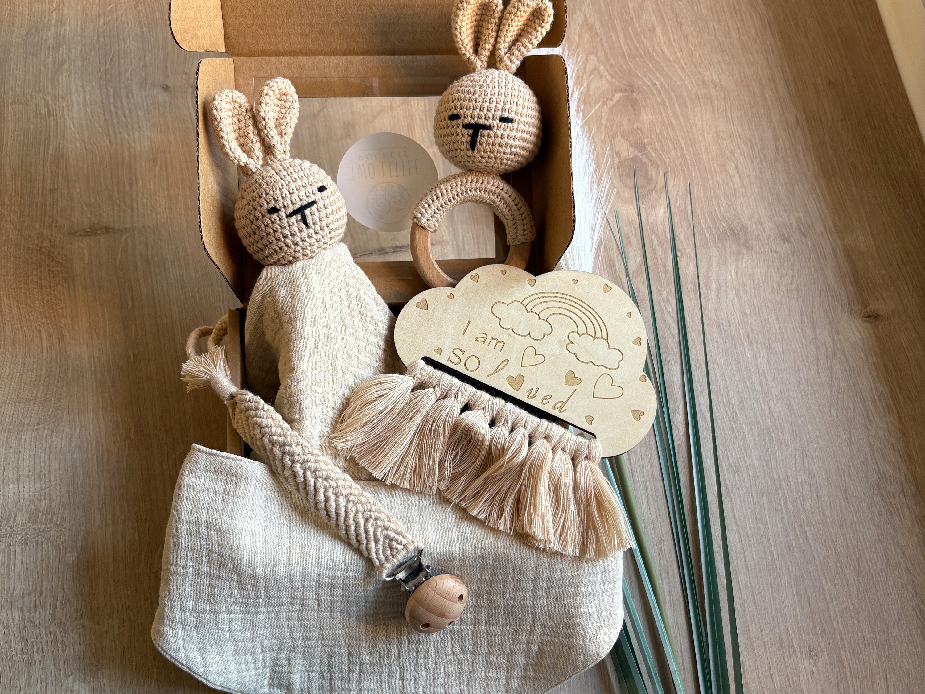Cream 5 piece baby gift set. Newborn present in gift box - 1